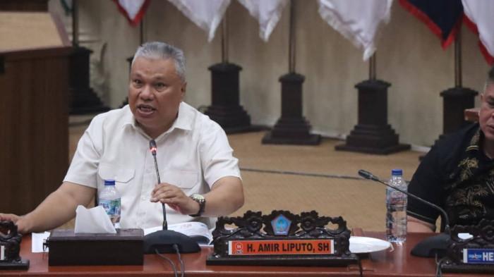 RAPAT - Sekprov Sulawesi Utara Tahlis Gallang, Pierre Makisanti, Henry Walukow dan Amir Liputo dalam rapat pembahasan KUA PPAS 2027 antara Banggar DPRD dan TAPD Sulut, belum lama ini. Terungkap dalam rapat banggar dan TAPD Provinsi Sulut pekan lalu, rasio belanja pegawai Pemprov Sulawesi Utara masih di angka 47 persen dari APBD. 