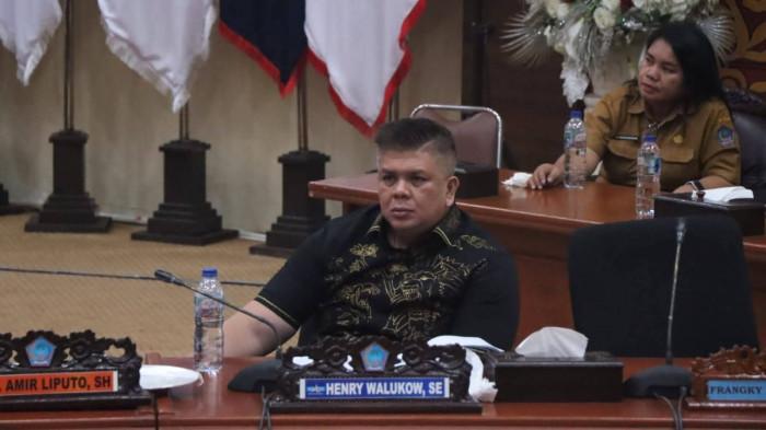 RAPAT - Sekprov Sulawesi Utara Tahlis Gallang, Pierre Makisanti, Henry Walukow dan Amir Liputo dalam rapat pembahasan KUA PPAS 2027 antara Banggar DPRD dan TAPD Sulut, belum lama ini. Terungkap dalam rapat banggar dan TAPD Provinsi Sulut pekan lalu, rasio belanja pegawai Pemprov Sulawesi Utara masih di angka 47 persen dari APBD. 