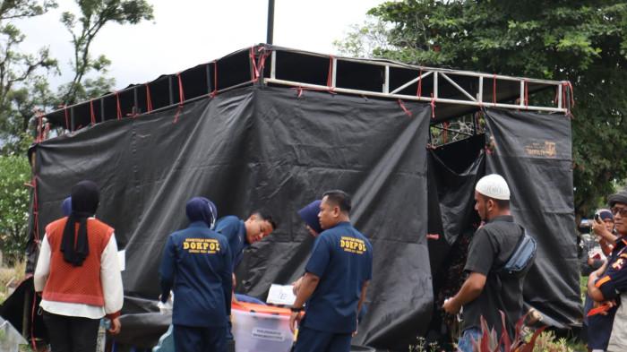 EKSHUMASI-Tenda terpal hitam berdiri memagari sebuah petak makam di TPU Tunggul Hitam, Kota Padang, Senin (3/8/2026). Di balik barikade sederhana itu, proses ekshumasi terhadap jenazah NA (10), siswi SDN 33 Rawang yang diduga meninggal akibat perundungan, resmi dimulai.
