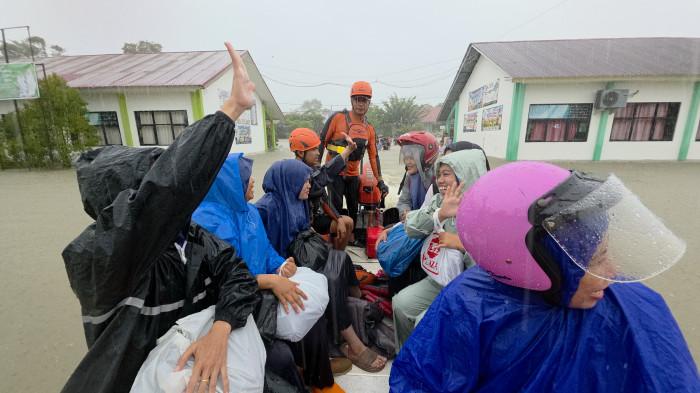 BANJIR-Petugas Basarnas Padang bersama tim gabungan mengevakuasi warga, termasuk anak-anak sekolah, menggunakan perahu karet di kawasan terdampak banjir di Kota Padang, Sumatera Barat, Senin (3/8/2026). Banjir akibat hujan berintensitas tinggi merendam 15 titik dengan ketinggian air mencapai 50 sentimeter hingga 2 meter.