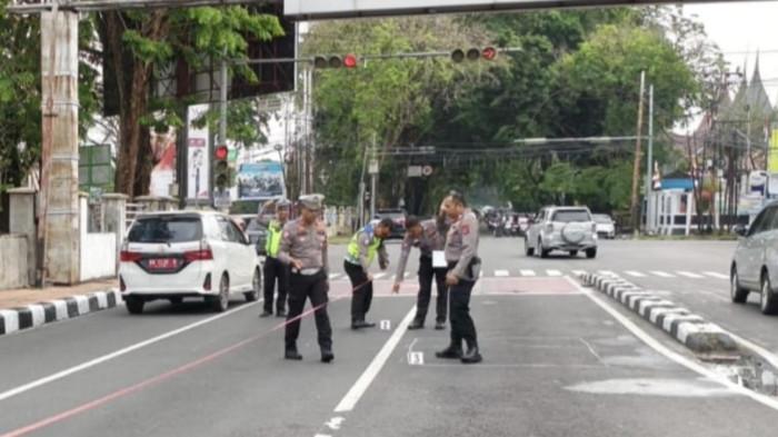 KECELAKAAN LALU LINTAS- Petugas kepolisian melakukan olah TKP di Jalan Jenderal Sudirman, dekat PT Taspen, Kelurahan Ujung Gurun, Kecamatan Padang Barat, Kota Padang, Senin (3/8/2026) sekitar pukul 05.50 WIB. Kanit Laka Lantas, Polresta Padang, Iptu Zulkifli sebut satu orang dinyatakan meninggal dunia.