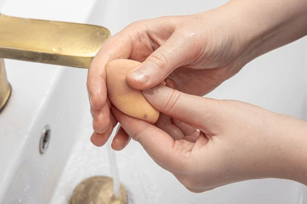 Using a dirty makeup sponge can cause acne and skin irritation