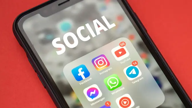 Notifikasi dari media sosial seringkali jadi faktor utama seseorang terus-menerus membuka dunia maya. (Sumber: Alex P./Pexels)
