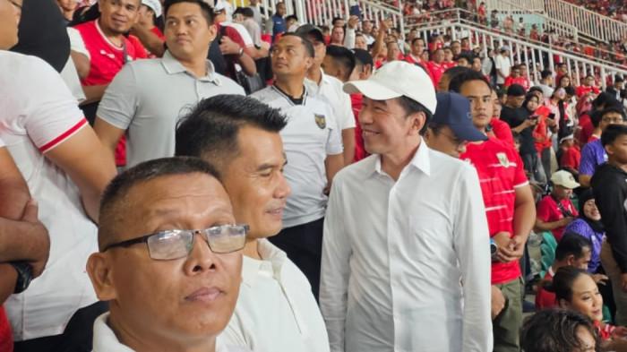 . Jokowi menonton pertandingan di trib
