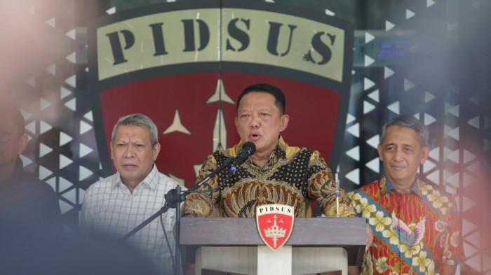 TOLAK MUNDUR - Jaksa Agung Muda Tindak Pidana Khusus (Jampidsus) Kejaksaan Agung Febrie Adriansyah memberikan keterangan saat konferensi pers di Gedung Bundar Kejaksaan Agung, Jakarta, Jumat (10/7/2026). Dalam keterangannya, Febrie Adriansyah menegaskan bahwa dirinya tetap menjalankan tugas dan tidak mundur dari jabatannya dan dirinya menghormati penegakan hukum yang dilakukan Korps Pemberantasan Tindak Pidana Korupsi (Kortas Tipikor) Polri terhadap tiga kasus dugaan korupsi.