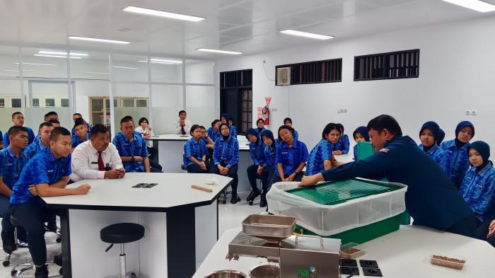 PLN menyalurkan bantuan peralatan pembiakan Black Soldier Fly untuk pengurai sampah organik