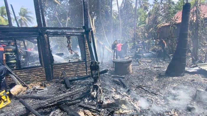 TEWAS KEBAKARAN - Satu unit rumah panggung di Kelurahan Limboro, Kecamatan Limboro, Kabupaten Polewali Mandar (Polman), Sulawesi Barat, ludes terbakar, Senin (3/8/2026). Peristiwa kebakaran yang terjadi sekitar pukul 11.30 Wita itu mengakibatkan tiga penghuni rumah meninggal dunia. (Tribun-Sulbar.com/Fahrun Ramli)