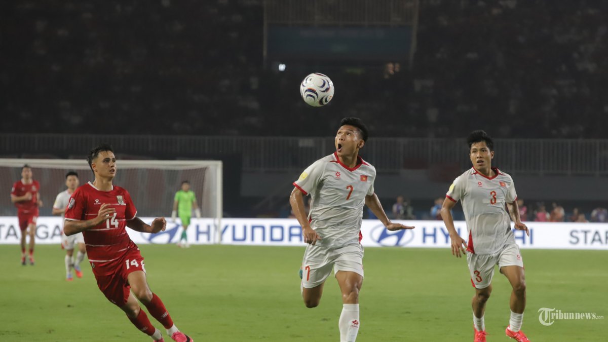 PIALA AFF 2026 - Pemain Timnas Indonesia berebut bola dengan pemain Vietnam pada laga penyisihan grup A piala AFF 2026 di Stadion Pakansari, Senin (3/8/2026). Timnas Indonesia di bungkam 0-3 dari Vietnam dan harus mengakui keunggulan Vietnam pada laga tersebut. Tribunnews/Jeprima