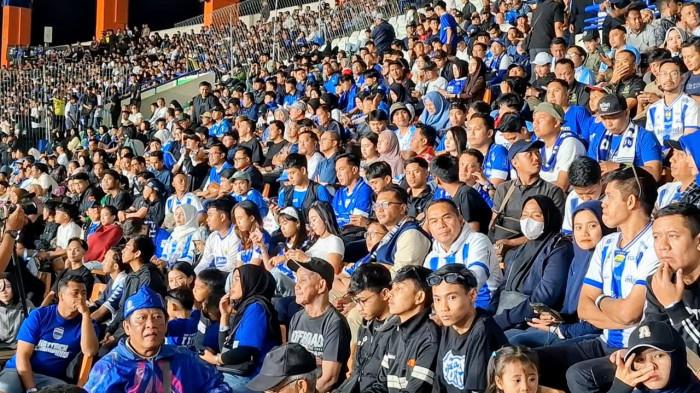 BOBOTOH - Suasana di Stadion Si Jalak Harupat, Kabupaten Bandung, Jawa Barat, saat bobotoh menonton laga Persib Bandung.