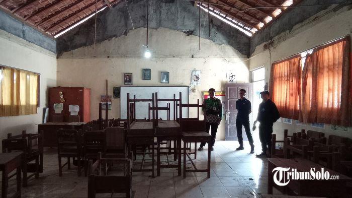 SEKOLAH RUSAK - Ilustrasi bangunan sekolah rusak di Wonogiri, belum lama ini. Ratusan gedung sekolah dasar (SD) dan sekolah menengah pertama (SMP) di Wonogiri mengalami kerusakan ringan hingga berat.