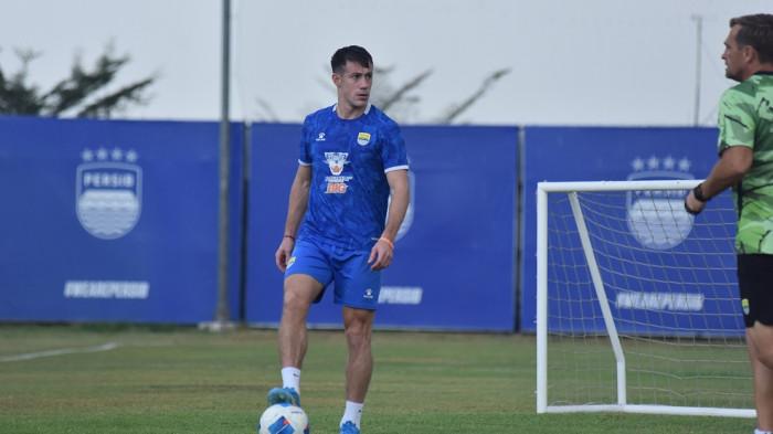 TRIBUNJABAR.ID - Penyerang anyar Persib, Mariano Peralta, menjalani sesi latihan perdana bersama skuad Pangeran Biru di lapangan pendamping Stadion Gelora Bandung Lautan Api (GBLA), Kamis, 30 Juli 2026 petang. Latihan ini menjadi momen pertama bagi pemilik nomor punggung 10 tersebut sejak resmi bergabung dengan Persib.