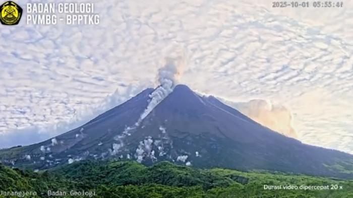 AWAN PANAS : Gunung Merapi meluncurkan awan panas sejauh 1000 meter ke arah Kali Putih pada Rabu (1/10/2025) pagi