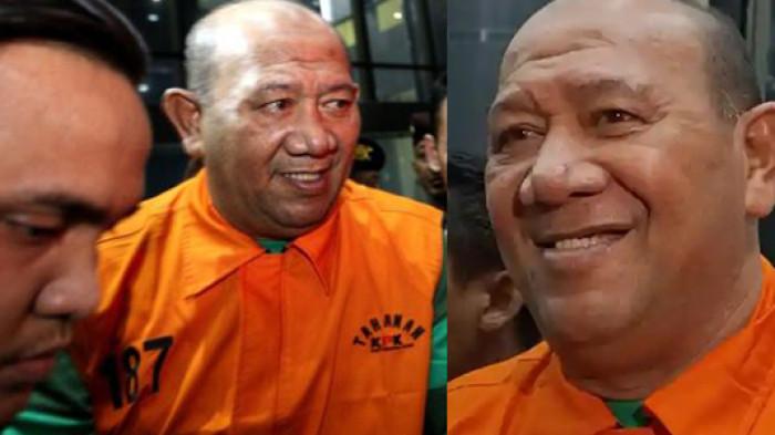 BUPATI LANGKAT SENYUM: Bupati Langkat Syah Afandi melempar senyum setelah mengenakan rompi oranye khas tahanan KPK bernomor 187 dan tangannya tampak diborgol.