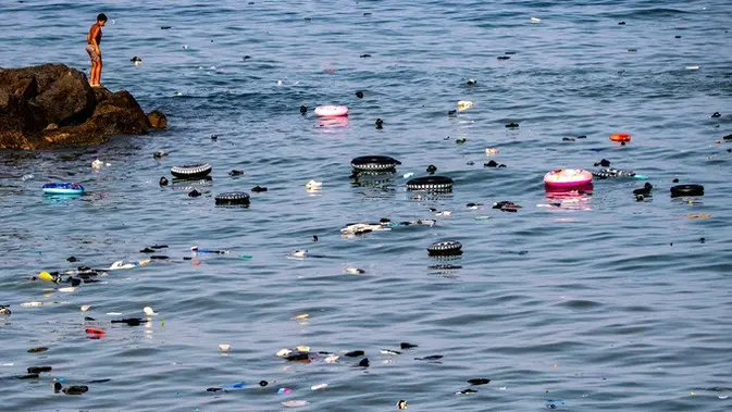 Barang-barang yang ditinggalkan para migran mengapung di laut setelah mereka menyeberang dari Maroko menuju Ceuta, enklave milik Spanyol. (Dok. AP Photo/Antonio Sempere)