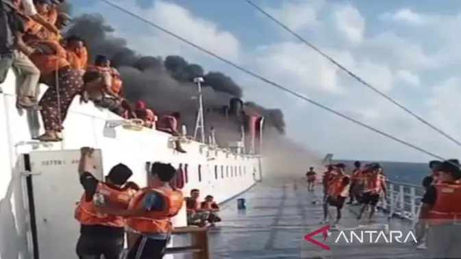 KMP Mutiara Sentosa 2 Bawa 250 Penumpang Terbakar di Laut Sumenep. Foto: Antara/BPBD Sumenep