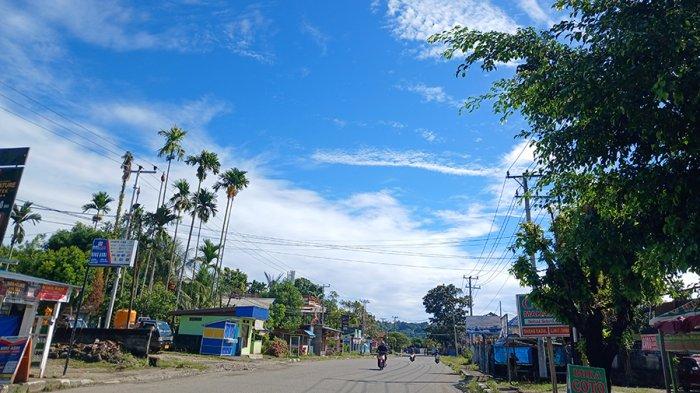 CERAH BERAWAN - Cuaca cerah berawan di Jalan Trikora Rendani, Manokwari Barat, Kabupaten Manokwari, Papua Barat, Sabtu (12/7/2025).