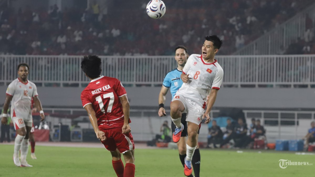 PIALA AFF 2026 - Pemain Timnas Indonesia Rizky Eka berebut bola dengan pemain Vietnam pada laga penyisihan grup A piala AFF 2026 di Stadion Pakansari, Senin (3/8/2026). Timnas Indonesia di bungkam 0-3 dari Vietnam dan harus mengakui keunggulan Vietnam pada laga tersebut. Tribunnews/Jeprima
