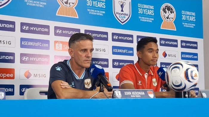 KEKALAHAN - Pelatih TImnas Indonesia John Herdman bersama sang kapten, Rizky Ridho saat melakukan sesi konferensi pers usai takluk 0-3 dari Vietnam di Stadion Pakansari, Bogor, Senin (3/8/2026).