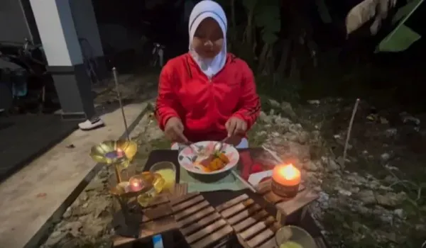Suami 'Sulap' Teras Rumah Jadi Tempat Makan Malam Romantis
