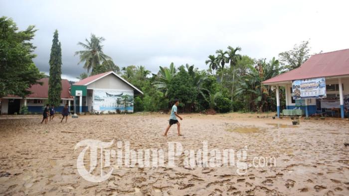 SISA BANJIR- Kondisi halaman SMPN 41 Padang di Jalan Kampung Jambak, Kelurahan Gunung Sarik, Kecamatan Kuranji, Selasa (4/8/2026). Halaman sekolah dipenuhi lumpur tebal yang terbawa luapan banjir.
