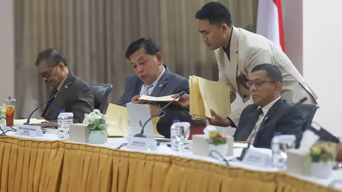 Ketua Komisi Yusial (KY) Abdul Chair Ramadhan (tengah)dan Anggota KY Andi Muhammad Asrun tengah (kiri) menguji calon hakim agung saat tes wawancara terbuka di Gedung Komisi Yudisial , Jakarta, Selasa (4/8/2026). (KLY/ Arie Basuki)