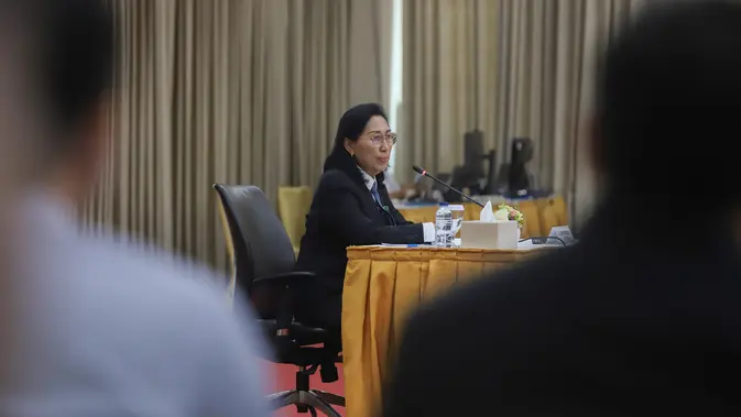 Panitera Mahkamah Agung Sudharmawatiningsih menjawab pertanyaan dalam wawancara terbuka calon hakim agung serta calon hakim ad hoc HAM dan Tipikor di Gedung Komisi Yudisial, Jakarta, Selasa (4/8/2026). (KLY/ Arie Basuki)