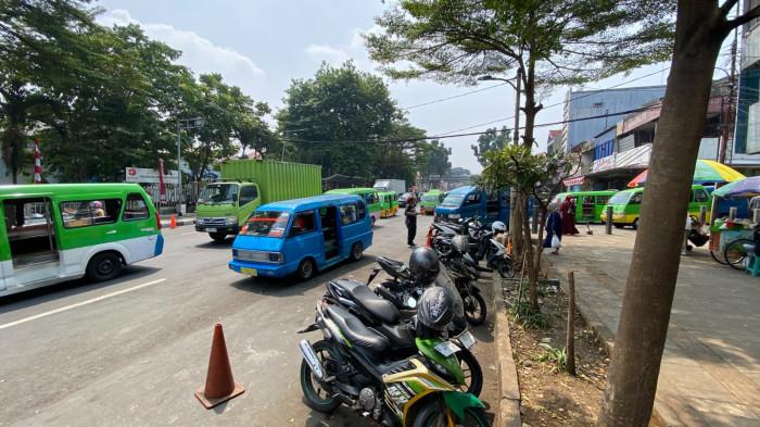 PLANG DILARANG PARKIR - Tanda Silang plang dilarang parkir di depan Mal BTM Kota Bogor dicabut dan kini plang itu berubah menjadi plang boleh parkir, Selasa (4/8/2026).