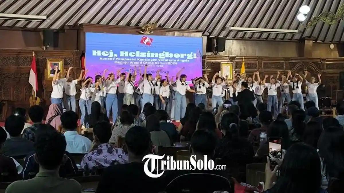 BERSIAP TAMPIL DI PANGGUNG INTERNASIONAL - Paduan suara Vocalista Angles, saat tampil persiapan terakhir jelang lomba tingkat dunia World Choir Games 2026 di Swedia.