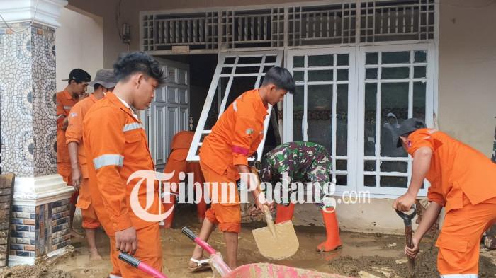 PEMBERSIHAN SISA BANJIR- Warga bersama personel TNI, Polri, dan Dinas Lingkungan Hidup (DLH) bergotong royong membersihkan rumah yang dipenuhi lumpur pascabanjir di RT 02/RW 06, Lapau Munggu, Kelurahan Kuranji, Kota Padang, Selasa (4/8/2026). Hingga pukul 11.20 WIB, hujan masih mengguyur kawasan tersebut sehingga sejumlah warga, terutama ibu-ibu dan anak-anak, kembali mengungsi karena khawatir terjadi banjir susulan.