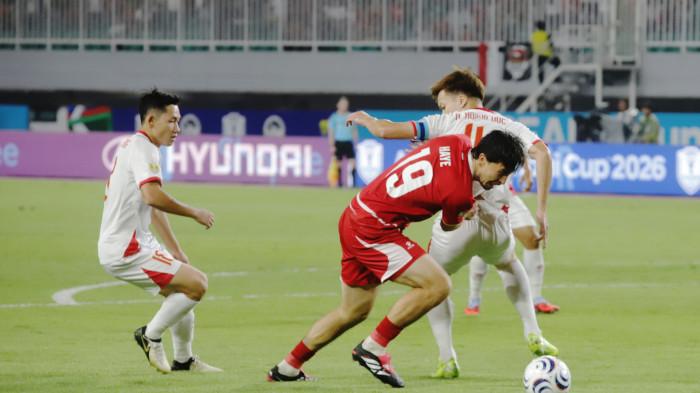 PIALA AFF 2026 - Pemain Timnas Indonesia Tom Haye berebut bola dengan pemain Vietnam pada laga penyisihan grup A piala AFF 2026 di Stadion Pakansari, Senin (3/8/2026). Tribunnews/Jeprima
