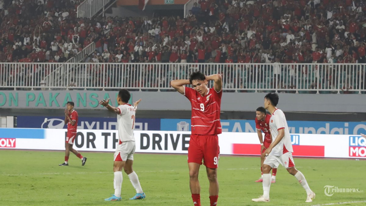 PIALA AFF 2026 - Pemain Timnas Indonesia tertunduk lesu usai gagal mencetak gol ke gawang Vietnam pada laga penyisihan grup A piala AFF 2026 di Stadion Pakansari, Senin (3/8/2026). Timnas Indonesia di bungkam 0-3 dari Vietnam dan harus mengakui keunggulan Vietnam pada laga tersebut. Tribunnews/Jeprima