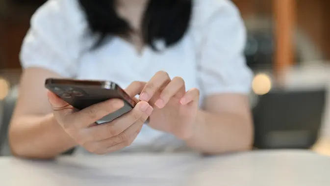 Jangan Jadi Korban Berikutnya, Intip 4 Tips Ampuh Lindungi Diri dari Penipuan Digital Ilustrasi perempuan memegang smartphone. (c) BongkarnGraphic/Depositphotos