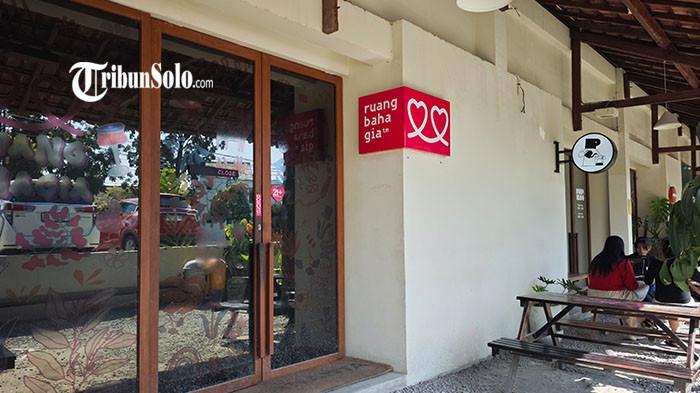 BAKAL RAMAH ANAK - Suasana outlet Ruang Bahagia di Lokananta, Solo, Jawa Tengah, Senin (27/7/2026). Pemkot Solo berencana menghapus perizinan penjualan minuman keras (miras) di kawasan Lokananta setelah muncul temuan dugaan pelanggaran penjualan minuman beralkohol oleh salah satu outlet. Langkah tersebut dilakukan seiring rencana menjadikan aset milik pemerintah itu sebagai kawasan yang lebih ramah anak dan berorientasi pada aktivitas parenting.