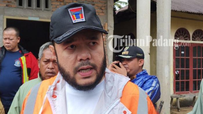 BENCANA BANJIR PADANG -  Wali Kota Padang Fadly Amran kunjungan ke lokasi bencana di RT 02/RW 06, Kelurahan Lapau Munggu, Kecamatan Kuranji, Selasa (4/8/2026).  Fadly menyusuri kawasan permukiman yang terdampak, berdialog dengan warga, sekaligus meninjau rumah-rumah yang rusak diterjang derasnya arus Sungai Batang Kuranji.