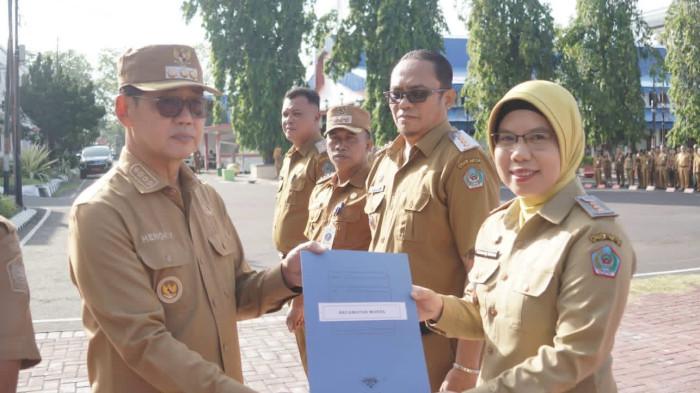 SERAHKAN - Wali Kota Bitung Hengky Honandar S.Sos dan Sekda Rudy Theno MT serahkan SK Walikota Kepala Lingkungan (Pala) di sela Apel Kerja di Lapangan Upacara Kantor Wali Kota Bitung, Senin (3/8/2026). Hampir dua tahun lamanya, Pemkot Bitung tak ada kehadiran Pala dan Ketua RT.