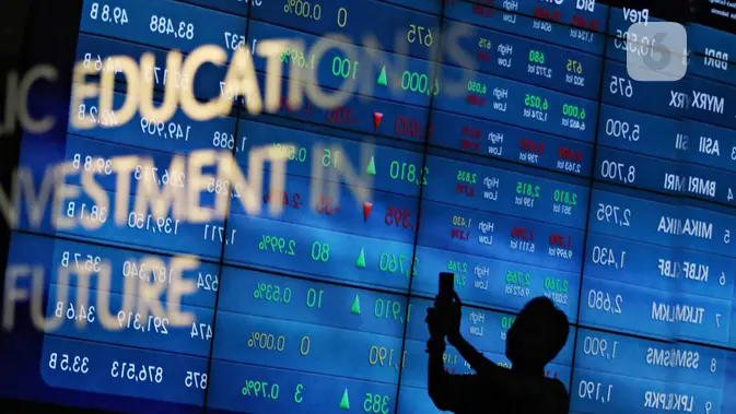 Pengunjung melintas di dekat monitor perkembangan saham di Bursa Efek Indonesia, Jakarta. (Liputan6.com/Immanuel Antonius)