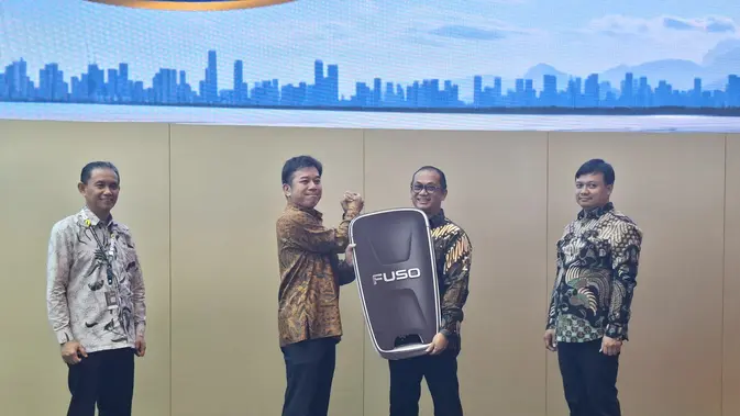 Serah terima Mitsubishi Fuso eCanter ke perusahaan logistik Indonesia di GIIAS 2026. (Liputan6.com/Pramita Tristiawati)