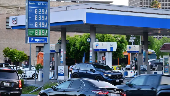 Kenaikan harga minyak dunia dipicu beberapa faktor utama, terutama situasi geopolitik antara Amerika Serikat dan Iran. Presiden AS, Donald Trump, mengkritik perusahaan minyak yang diuntungkan kondisi geopolitik. (Frederic J. BROWN/AFP)