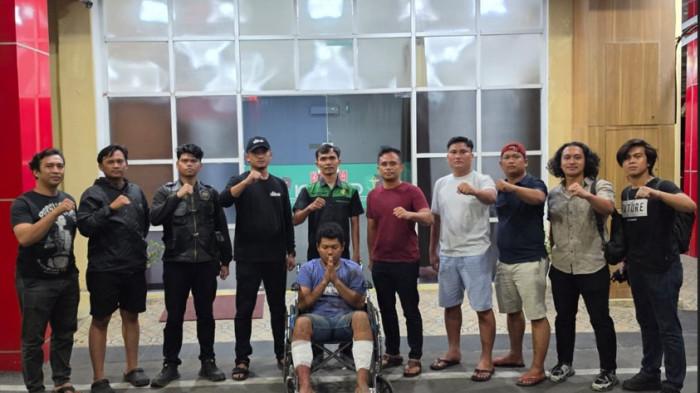 PERAMPOKAN - Momen personel Reserse Mobile (Resmob) Sat Reskrim Polrestabes Medan foto bersama dengan tersangka perampokan modus kencan sesama jenis, usai ditangkap, Selasa (4/8/2026). Modus pelaku menjebak korban, lalu digerebek untuk dirampok.