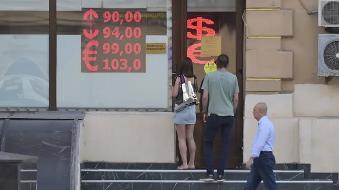 Rubel Rusia Mencapai Level Terendah Sejak Awal Perang Lawan Ukraina Orang-orang antre menarik uang dari ATM Bank VTB di pusat kota Moskow. (AP Photo/Alexander Zemlianichenko)