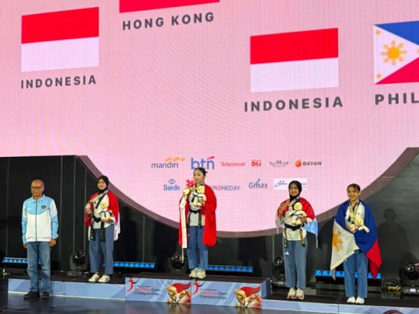 (Kiri) Atlet peraih medali perak Individual Poomsae Putri (Under 30) pada ajang 8th Asian Taekwondo Indonesia Open Championships 2026, Kinara Abbabiel Leninda Fandi Komara.