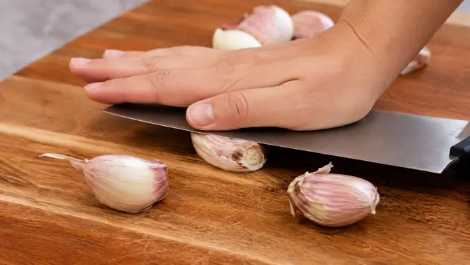 Menekan dengan Pisau Dapur. (Gambar: AI Generated)