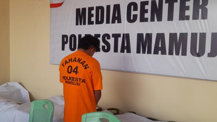Tersangka RA alias Randy memberikan keterangan usai ditangkap Polresta Mamuju setelah buron selama kurang lebih empat bulan dalam kasus pengeroyokan di SPBU Karanamu.