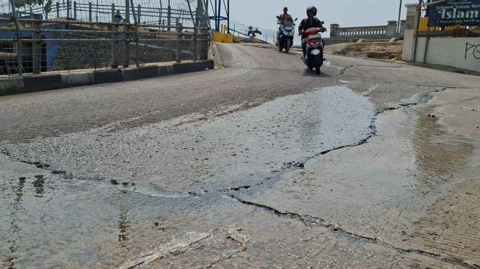 AIR LAUT REMBES - Air laut terus merembes dari sela-sela tanggul di kawasan permukiman Muara Baru, RT 20 RW 17, Kelurahan Penjaringan, Kecamatan Penjaringan, Jakarta Utara.
