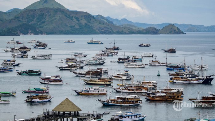Pemandangan umum memperlihatkan perahu-perahu ditambatkan di sebuah teluk di Labuan Bajo, tuan rumah KTT Perhimpunan Bangsa-Bangsa Asia Tenggara (ASEAN), pada 9 Mei 2023. (Photo by BAY ISMOYO / POOL / AFP)