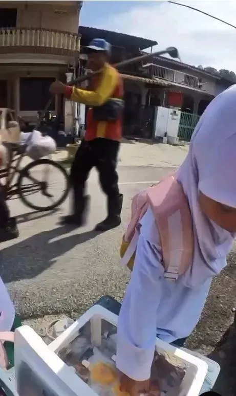 Tak Tega Lihat Siswi Kekurangan Uang, Penjual Yogurt Ini Kasih Gratis