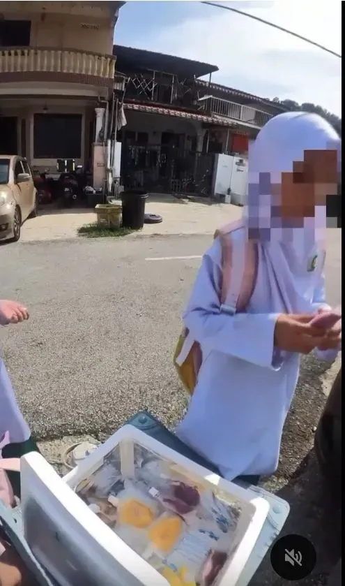 Tak Tega Lihat Siswi Kekurangan Uang, Penjual Yogurt Ini Kasih Gratis