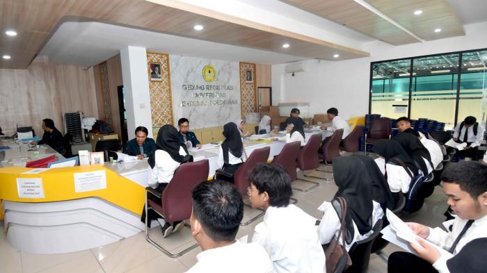 Sebanyak 2.585 calon mahasiswa baru Universitas Jenderal Soedirman (Unsoed) yang dinyatakan lolos melalui jalur Mandiri UTBK dan Mandiri Non UTBK Gelombang 1 dan 2 Tahun 2026 mengikuti registrasi fisik dan verifikasi berkas. Kegiatan berlangsung di Gedung Registrasi Unsoed pada 3–5 Agustus 2026 sebagai tahapan akhir proses registrasi mahasiswa baru.