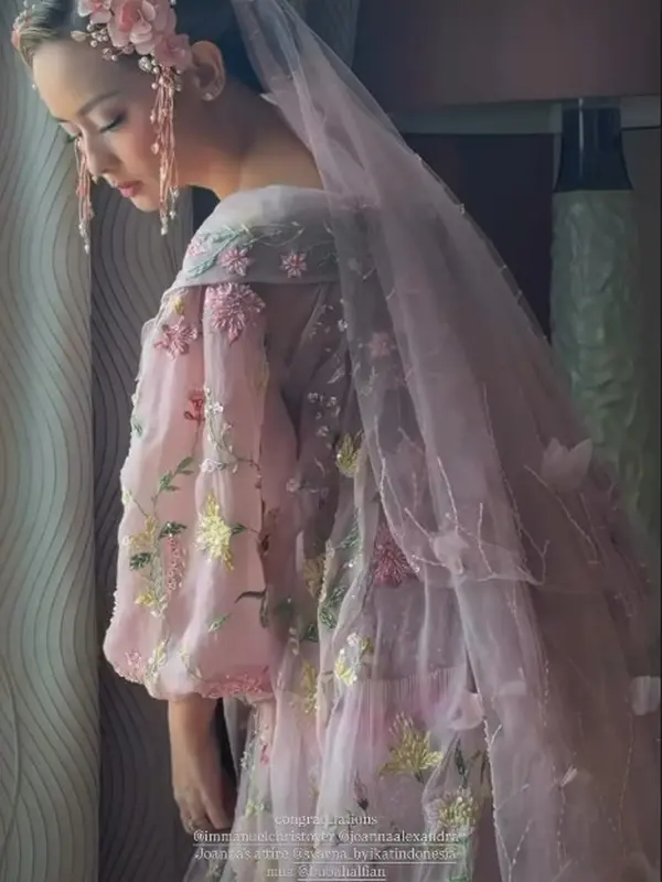 Pernikahan Joanna Alexandra dengan Immanuel Christover didominasi dengan nuansa serba pink (@joannaalexandra)