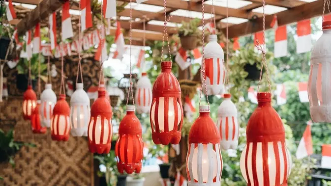 Ilustrasi Lampion Merah Putih dari Botol Plastik. Foto: AI Generated